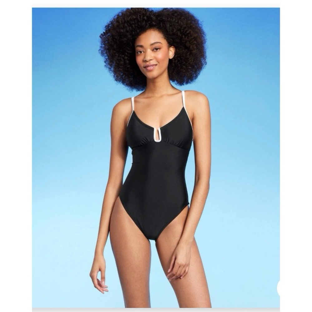 Target Shade & Shore women's Crepe U- Wire One Piece Bathing Suit Brand New